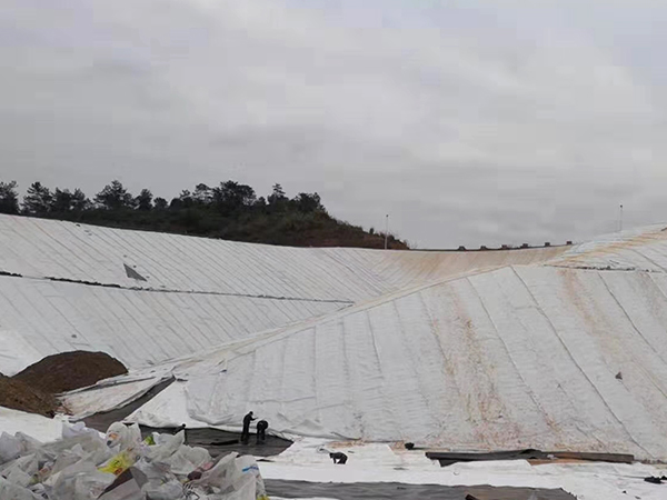 為垃圾填埋場(chǎng)防滲膜施工工作“保駕護(hù)航” 為垃圾填埋場(chǎng)防滲膜施工工作“保駕護(hù)航”
