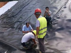 對垃圾填埋場防滲土工膜進行合理防護？