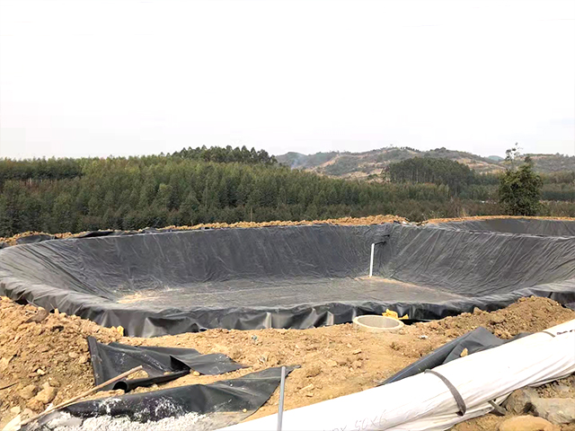 豬場(chǎng)沼氣池鋪設(shè)防滲土工膜的焊接細(xì)節(jié) 豬場(chǎng)沼氣池鋪設(shè)防滲土工膜的焊接細(xì)節(jié)