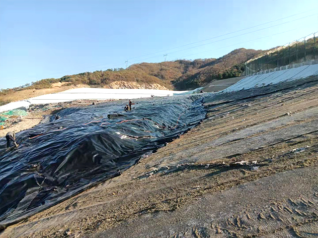 垃圾填埋場須鋪設(shè)使用防滲土工膜。