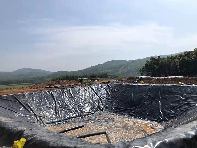 為何可以生產(chǎn)多種顏色的防滲土工膜？