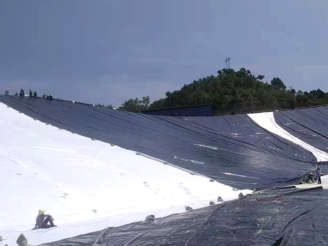垃圾填埋場鋪設(shè)防滲土工膜優(yōu)勢方法概述 垃圾填埋場鋪設(shè)防滲土工膜優(yōu)勢方法概述