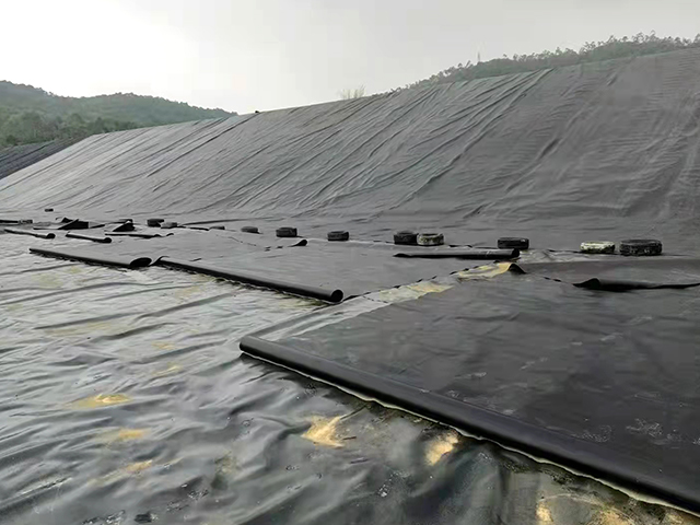 污水處理防滲土工膜鋪設(shè)時(shí)的注意事項(xiàng) 污水處理防滲土工膜鋪設(shè)時(shí)的注意事項(xiàng)