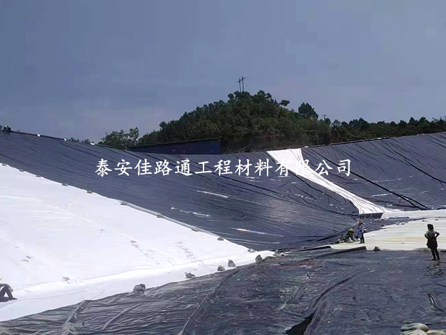 垃圾填埋場鋪設(shè)防滲土工膜須做好清理工作 垃圾填埋場鋪設(shè)防滲土工膜須做好清理工作