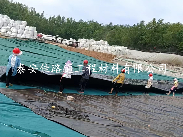 如何有效解決魚(yú)塘防滲膜施工褶皺問(wèn)題？