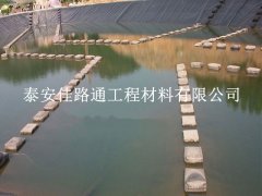 魚(yú)池鋪設(shè)養(yǎng)殖防滲膜有哪些特性及注意事項(xiàng)