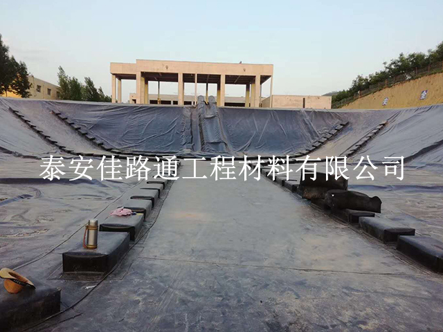 鋪設(shè)養(yǎng)殖防滲土工膜前須進行工地整理 鋪設(shè)養(yǎng)殖防滲土工膜前須進行工地整理