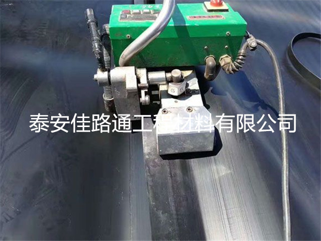 及時處理垃圾填埋場防滲膜搭接段面泥沙等雜物 及時處理垃圾填埋場防滲膜搭接段面泥沙等雜物