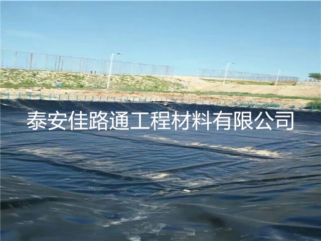魚塘防滲施工選擇糙面土工膜的原因 魚塘防滲施工選擇糙面土工膜的原因