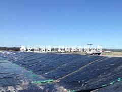 魚(yú)蝦養(yǎng)殖防滲膜的施工如何保證坡面防滲效果？