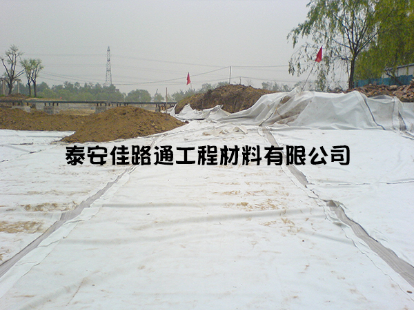 防滲復(fù)合土工膜的施工固定方法 防滲復(fù)合土工膜的施工固定方法