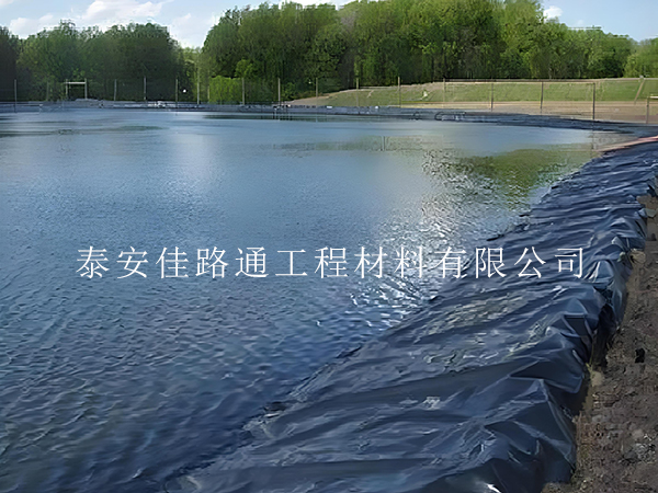 油田防滲膜的精確焊接:技術(shù)與實(shí)踐的深度融合 油田防滲膜的精確焊接:技術(shù)與實(shí)踐的深度融合