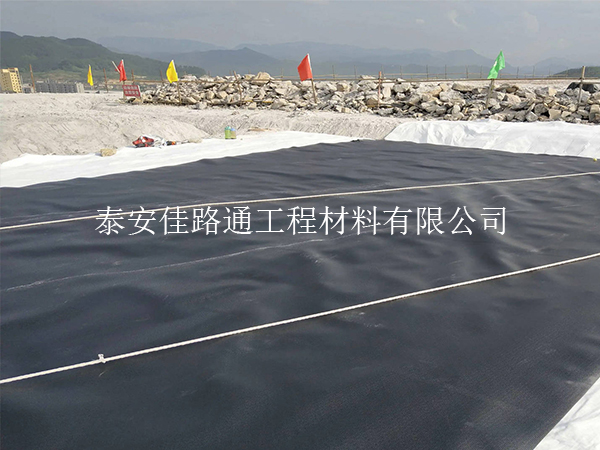 污水處理防滲膜裁剪技巧：精準(zhǔn)高效，助力環(huán)保工程