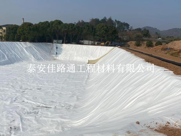 滌綸土工布:路面保濕的創(chuàng)新守護(hù)者 滌綸土工布:路面保濕的創(chuàng)新守護(hù)者