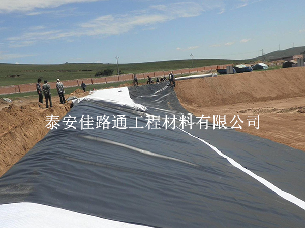 垃圾填埋場防滲膜鋪設(shè)保護(hù)層的必要性 垃圾填埋場防滲膜鋪設(shè)保護(hù)層的必要性