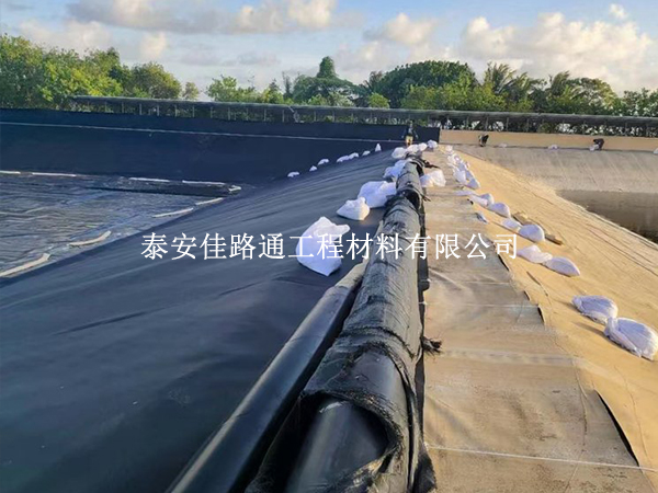 魚塘防滲膜施工成本為何有差異？這些因素是關(guān)