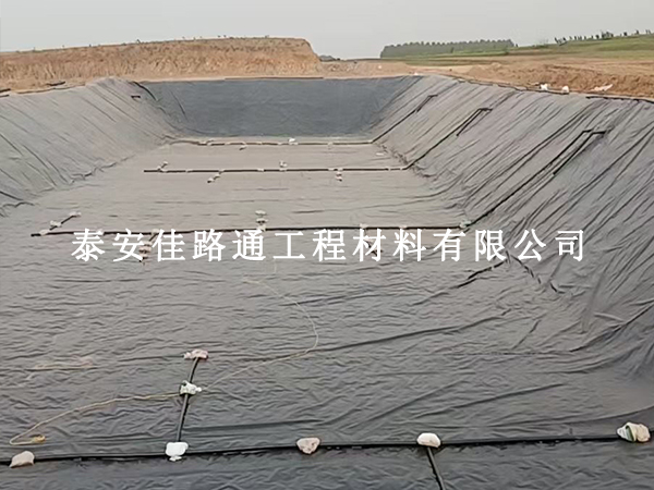 沼氣池防滲膜鋪設(shè)，邊坡基面這樣處理才牢固