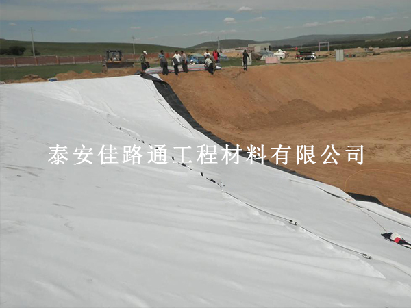 白色長絲土工布鋪設(shè)后保養(yǎng)方法：科學(xué)養(yǎng)護延長